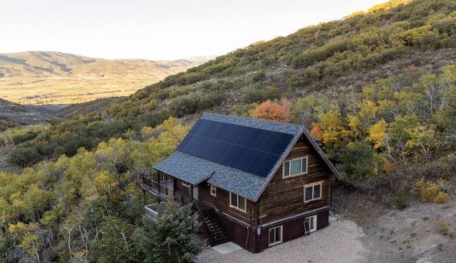Beautiful Off-Grid Cabin 13 miles from Park City! Sleeps 14!