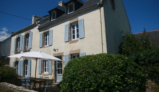 Beautiful old family house - 5 bedrooms, sleeps 12. - close to beaches and shops