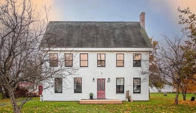 Beautiful Old Home by the Beach