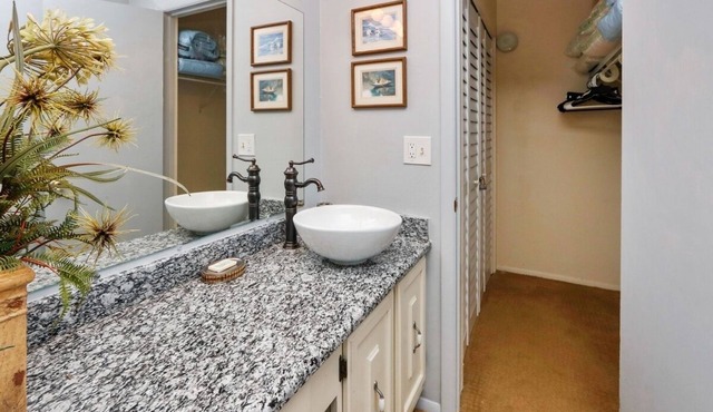 Beautiful one bedroom condo on Siesta Key. minutes from Siesta key Beach!