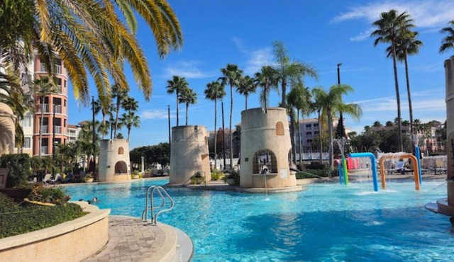Beautiful one-bedroom, 2-bath condo with full kitchen, minutes to Disney gates