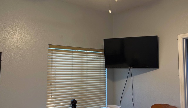 Beautiful one bedroom and one bath inside a family homenVery nice for students