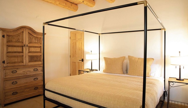 Beautiful One Bedroom Casita with View of Taos Mountain