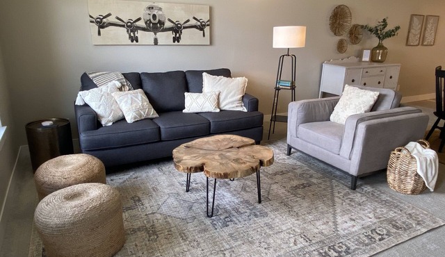 Beautiful One Bedroom One Bath Condo for 30 day+ stays! Abundant Amenities!