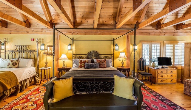 Beautiful & One-of-a-Kind Downtown Minturn Apartment. Minutes to Vail.