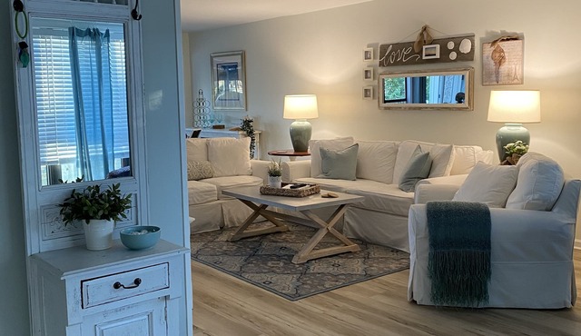 Beautiful One-Story Cottage Just Minutes From White Sand Beach, with Golf Cart!