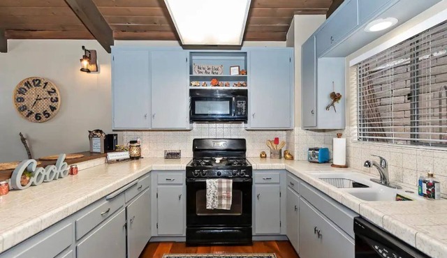 Beautiful open cabin with mountain views and just 2 minutes from Lake Gregory