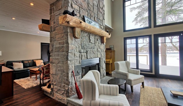 Beautiful open-concept cottage on Moon River! 10 Minute walk to Bala!