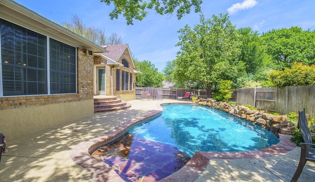Beautiful Open Floorplan Home with Pool few min drive to Lake Austin & Travis