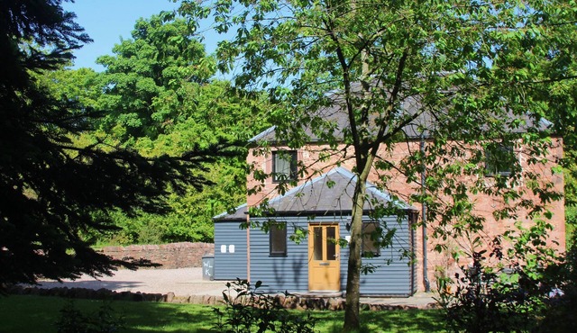 Beautiful open plan cottage in the heart of woodlands close to beach and golf.