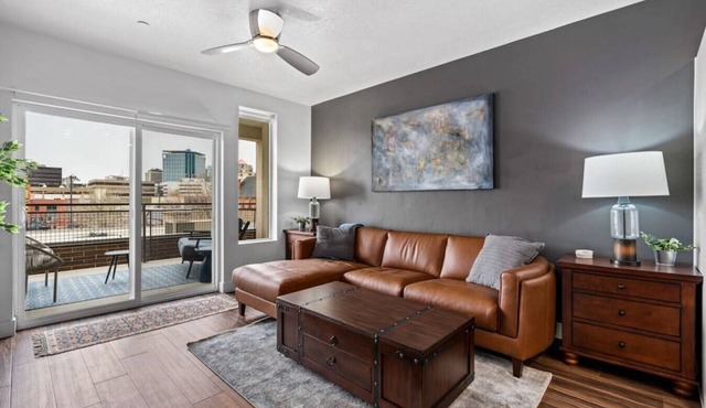 Beautiful, Opulent Central City 1BD1BA- Amenities!