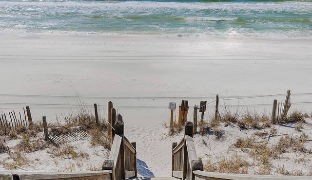 Beautiful Original Seaside Cottage + Swim & Tennis Club: Sleeps 6