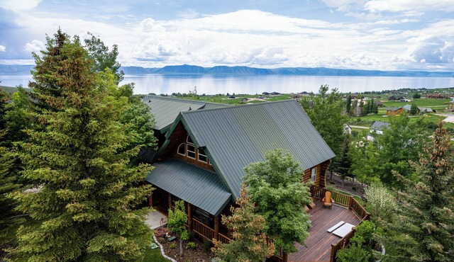 Beautiful original log cabin, minutes from Garden City and Bear Lake beaches.