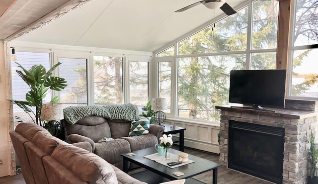 Beautiful Ottawa River Cottage With Private Beach and Dock