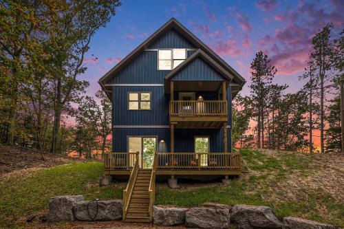 Beautiful Overlooking Shoreline 3BDR Chalet ➠18396