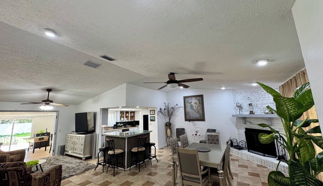 Beautiful oversized 2-bedroom house in Riverview near many points of interest.