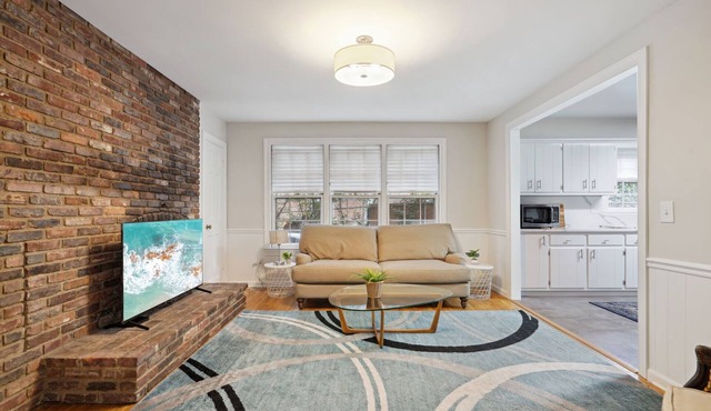 Beautiful Palisades 5BR Home, Fabulous Location