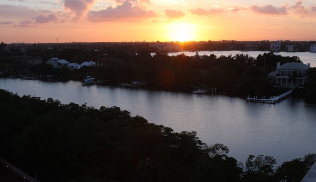 Beautiful Palm Beach Island with sunsets on the balcony. 90 day minimum stay.