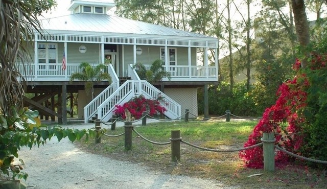 Beautiful Palm Island House! Walk2Beach. Pool, Spa, Kayaks, Bikes, Dock.Amazing!