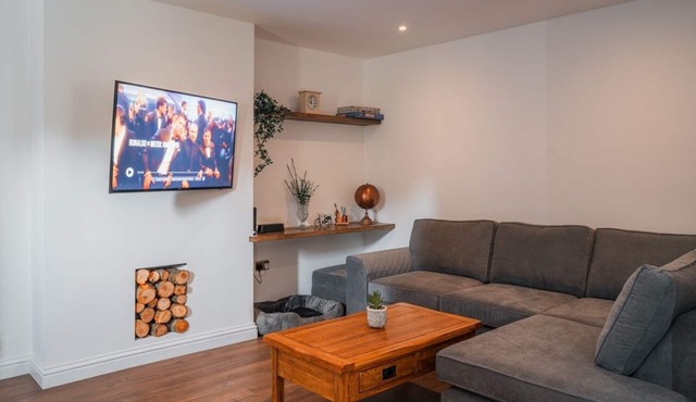 Beautiful & Peaceful 4 bedroom House in Brighton, with garden, EV & driveway