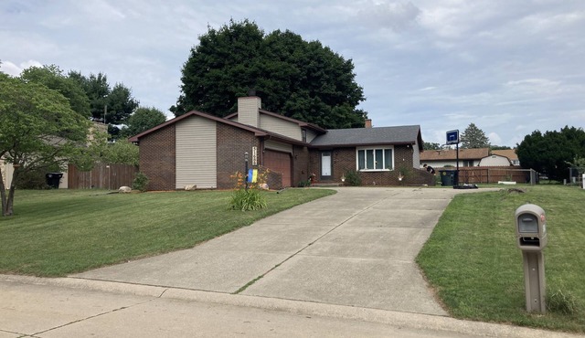 Beautiful & peaceful family residence near Notre Dame in the River Commons Area!