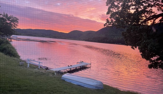BEAUTIFUL & PEACEFUL FAMILY COTTAGE ON THE LITTLE LAKE IN CLASSIC VERMONT.
