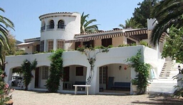 Beautiful peaceful villa, luxury, waterfront, great bay views Ajaccio, tennis