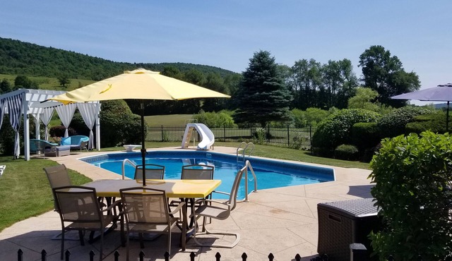 BEAUTIFUL PEACEFUL RUSTIC SETTING FOR 12+, Driving Range, Pool