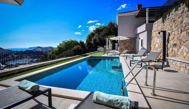 Beautiful peaceful villa with a pool in the center of Dubrovnik