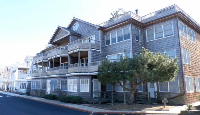 Beautiful Penthouse 3 Bedroom Condo in Breakwater House with Bay Views!
