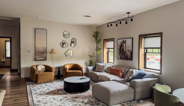 Beautiful Penthouse Apartment w/2 bedrooms near Amish Country - Oasis Manor