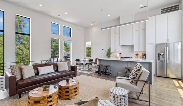 Beautiful Perfectly Located Deluxe 2 Bed Townhome