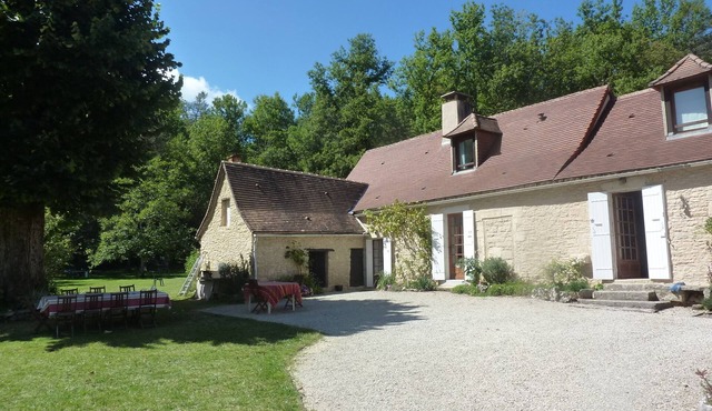 BEAUTIFUL PERIGOURDIN HOUSE 12 people 6 bedrooms PRIVATE SWIMMING POOL AT THE END OF A FOREST