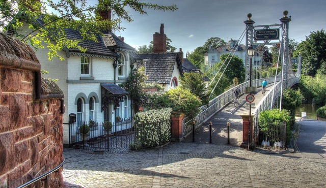 Beautiful period cottage, exceptional riverside location in the heart of Chester
