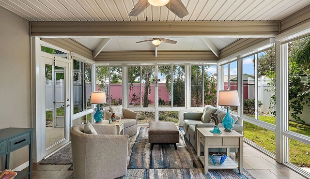 Beautiful Pet-Friendly Villa in the Ideal Location with 4-Seater Golf Cart