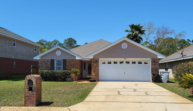 Beautiful Pet Friendly 4 bedroom, 2 Ba Home, 10 min to Beautiful Pensacola Beach