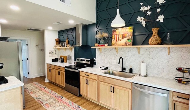 Beautiful Pet Friendly Home in Central Spartanburg Sleeps 6