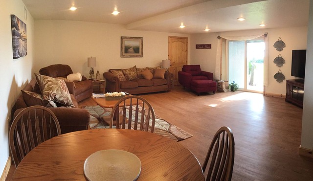 Beautiful Pet Friendly Island Waterfront Apartment, 100Ft Fishing Dock and Tiki.