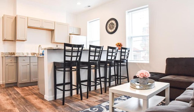 Beautiful Pittsburgh home-walkable area w parking