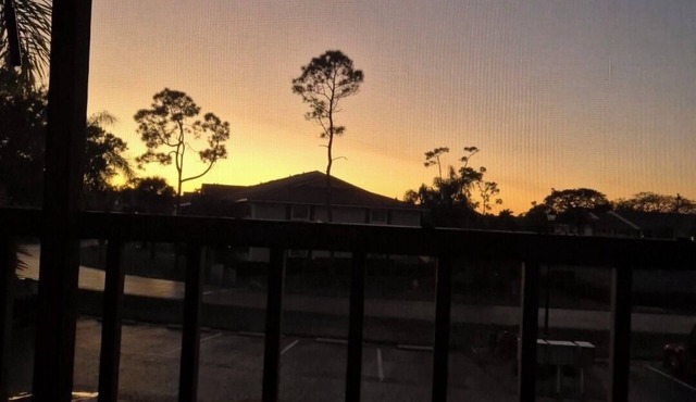 Beautiful place pickleball close to Costco and all restaurants 7 mins beach.