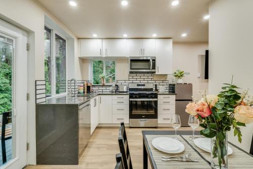 Beautiful place with a great location, free parking, WiFi & large TV.