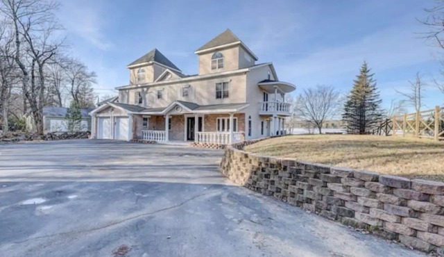 Beautiful Poconos Lakefront 5 bedroom property