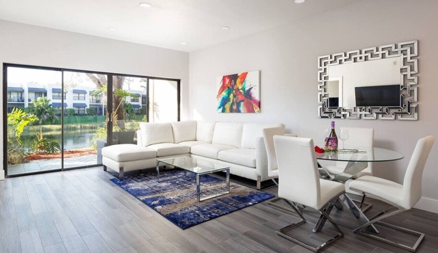 Beautiful Pool 5m to the Beach Downtown & Shopping