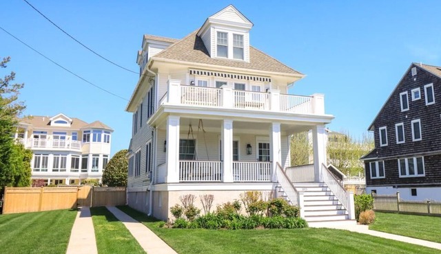 BEAUTIFUL POOL, 6 BEDROOMS, BEACH BLOCK