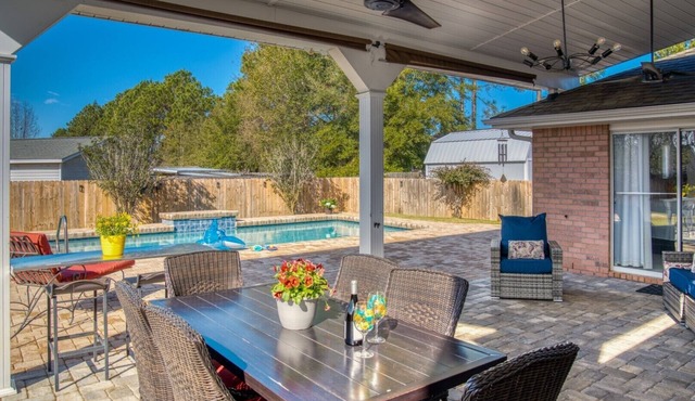 Beautiful Pool Home and sleeps 10!