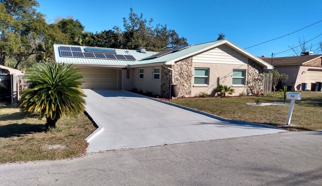 Beautiful Pool Home located just 5 minutes from Hudson Beach!