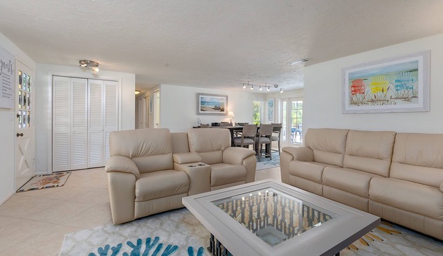 Beautiful Pool Home minutes from Siesta Key Beach and siesta village.