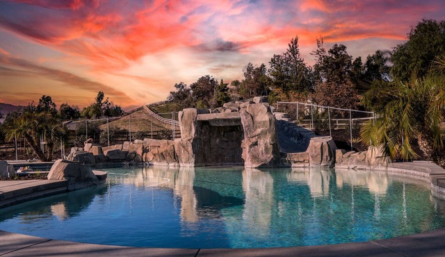 Beautiful pool home steps from wineries!
