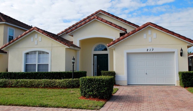 Beautiful Pool Home with Spa minutes from Disney!