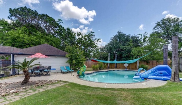 Beautiful Pool! Relaxing Spacious Home